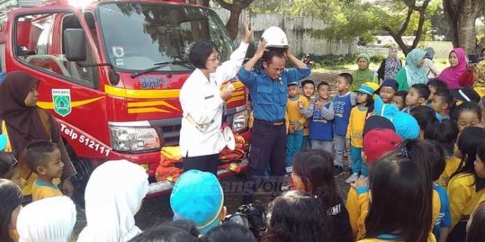 Siswa-siswi saat mengikuti pelatihan bersama UPT Pemadam Kebakaran