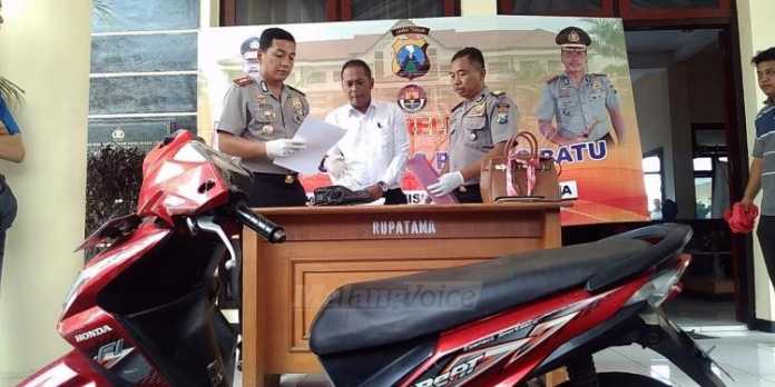 Kapolres dan Kasubbag Humas saat merilis kasus jambret dengan barang bukti sepeda motor Honda Beat