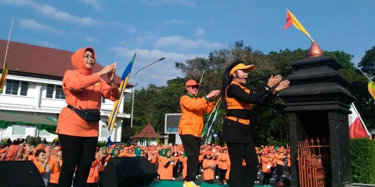 Ketua Perwosi Jatim, Fatma Saifullah Yusuf saat mengikuti senam Perwosi di Malang