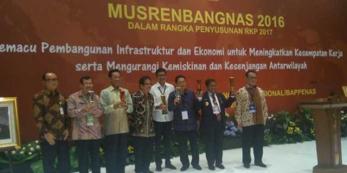 Eddy Rumpoko saat foto bersama usai menerima penghargaan di Jakarta