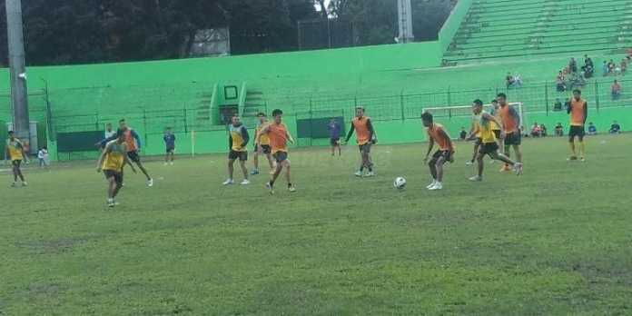 Skuad Arema Cronus saat latihan di Stadion Gajayana