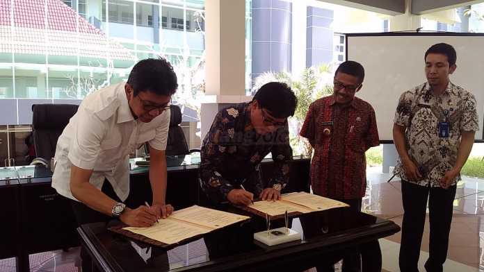 Rumpoko dan Kepala BPPT Unggul Priyanto saat tanda tangan kerja sama
