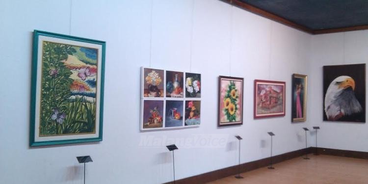 Beberapa lukisan yang dipamerkan di Galeri Raos nampak artistik