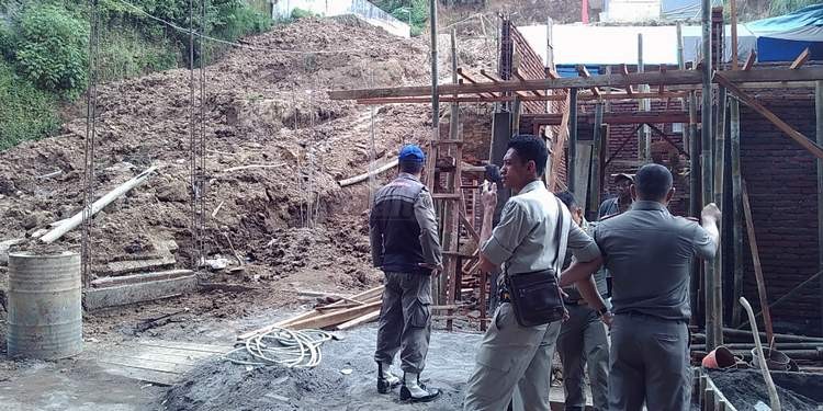 Tak Berizin, Bangunan Rawan Longsor di Songgoriti Disegel