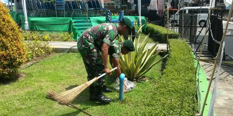 Tanpa DKP, 30 Anggota TNI Bersihkan Jalan Simpang Balapan