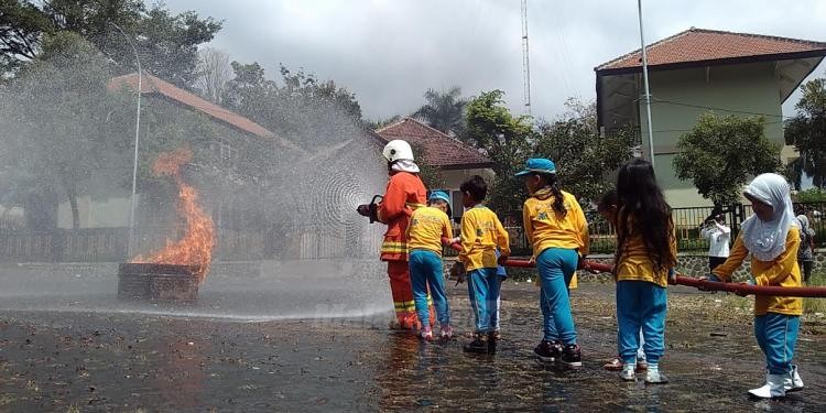 Siswa-siswi TK saat mengikuti simulasi pemadaman kebakaran