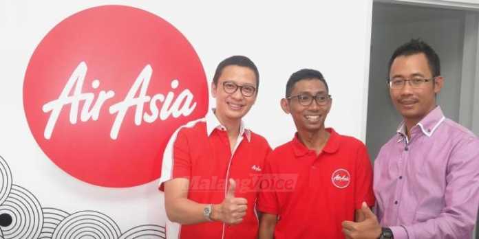 (Dari kiri ke kanan) Direktur Niaga AirAsia Indonesia, Andy Adrian Febryanto, Pemilik CV Kirana Anugerah Terindah, Immanuel Ustradi Osijo dan Presiden Direktur AirAsia Indonesia, Sunu Widyatmoko.