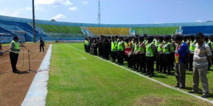 Personel gabungan dari Polres, TNI dan Brimob, apel sebelum pengamanan pertandingan Arema vs Persija di Stadion Kanjuruhan, sore ini