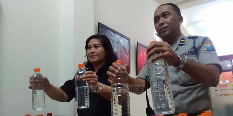 Kasubbag Humas Polres Malang Kota, AKP Nunung Anggraeni, saat menunjukkan Miras ilegal