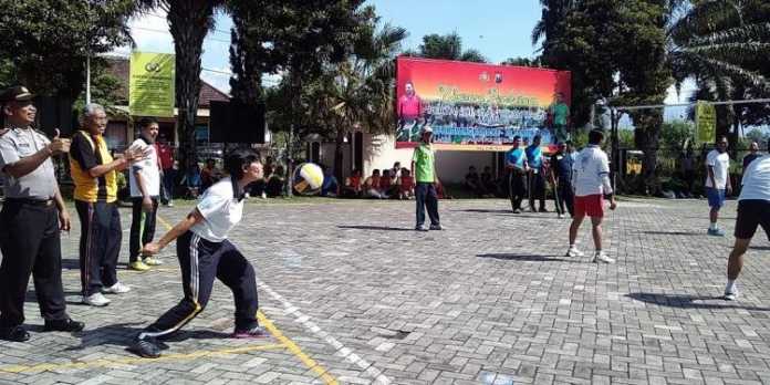 Wakapolres Kompol Mudawaroh saat membuka pertandingan bola voli Polres Batu (fathul)