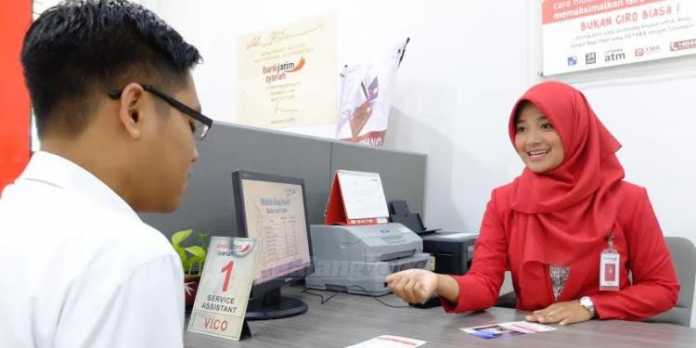 Customer service Bank Jatim Syariah Malang memberi penjelasan produk Umroh IB Maqbula kepada nasabah.