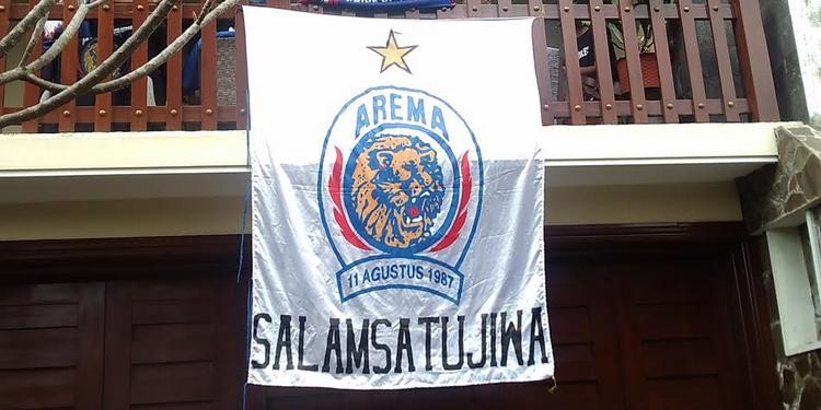 Bendera Arema Indonesia yang mejeng di rumah alm Lucky Zaenal. (deny)