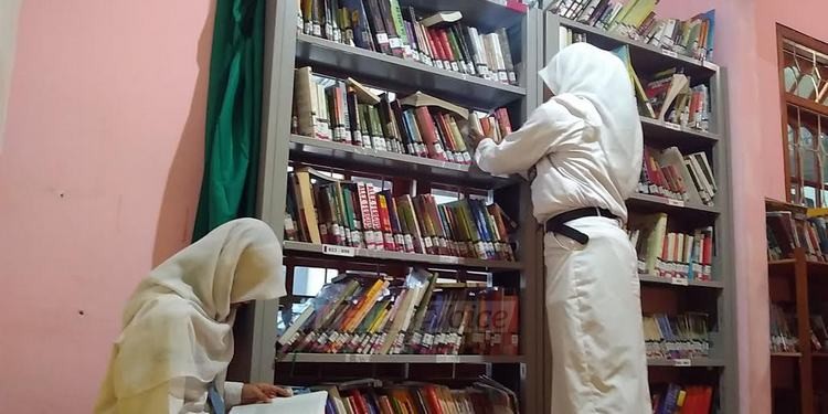 Siswa mengunjungi perpustaan Kota Batu untuk membaca buku (fathul)