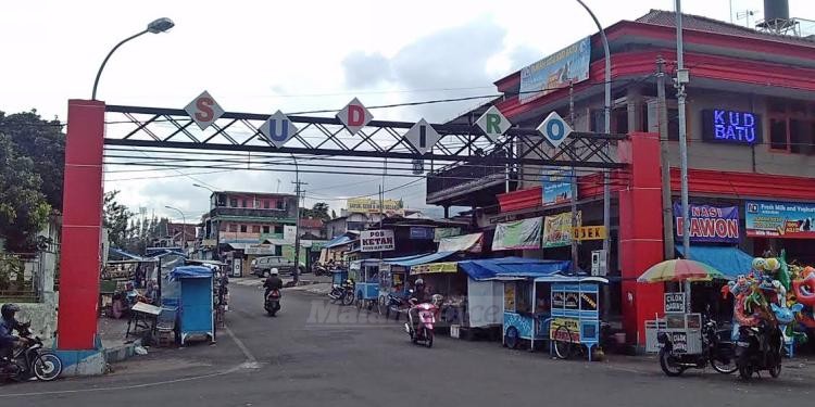 Kawasan Jalan Sudiro, selatan Alun-alun Batu yang ramai PKL (fathul)
