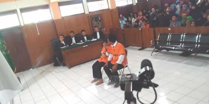 Saiful dan Liayati saat sidang putusan di Pengadilan Negeri Kota Malang. (Deny)