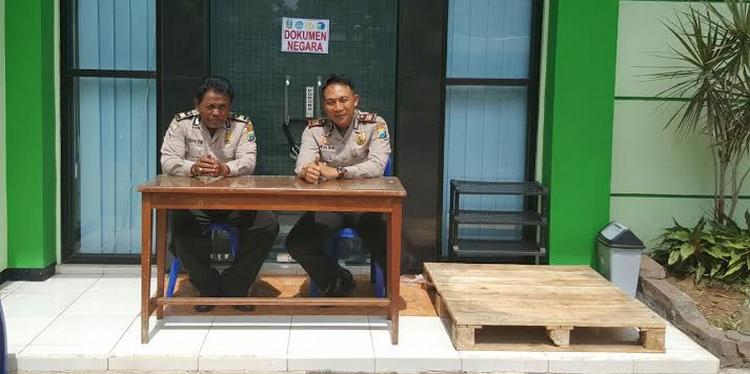 Kasat Binmas Polres Malang Kota, AKP Imam Mustalih saat menjaga naskah UN SMP di Dindik. (Istimewa)