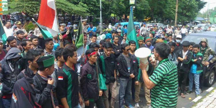 Unjuk rasa HMI Cabang Malang. (Deny)