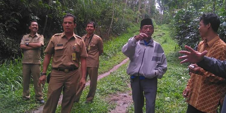 Petugas BLH Kabupaten Malang tinjau lokasi limbah cair PT Greenfields Indonesia (ist)