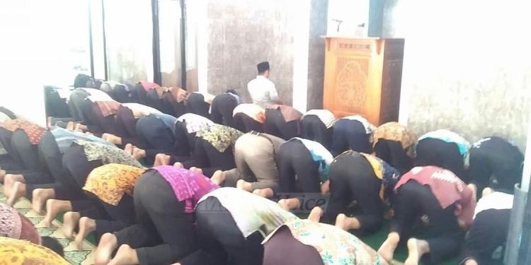 Shalat Berjamaah di Masjid Baiturahman Pemkot Malang