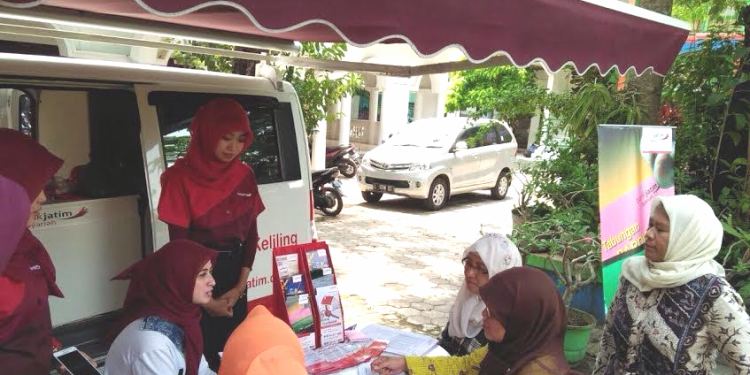 Mobil kas keliling Bank Jatim Syariah Malang yang menjadi kepanjangan pelayanan kantor cabang. (Istimewa)