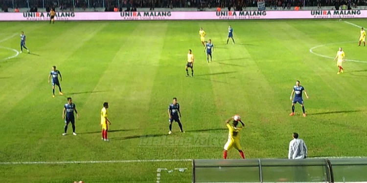 Babak Pertama, Arema Unggul 1-0 atas Surabaya United