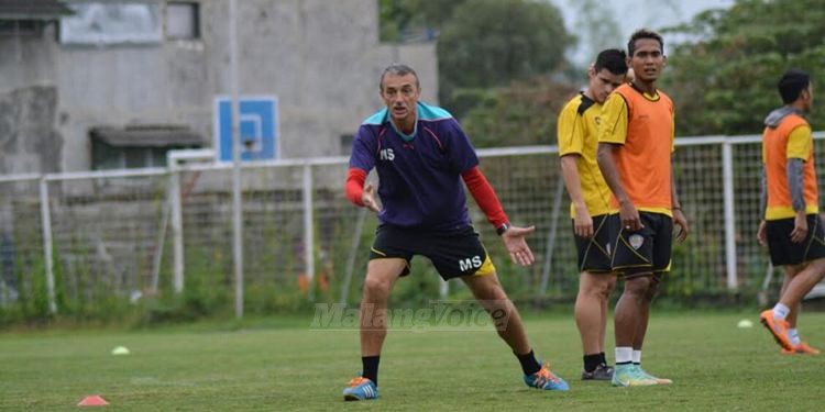 Milomir Seslija memberi instruksi pemain Arema Cronus.