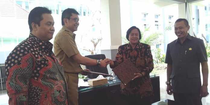 Ketua KPU Batu, Rochani saat menerima NPHD dari wali kota (fathul)