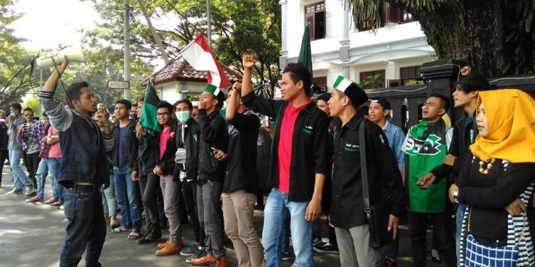 Demo HMI di depan Kantor DPRD Kota Malang