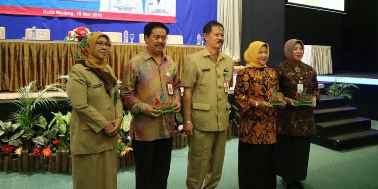 Latifah Sohib bersama pihak perpustakaan umum Kota Malang dan perpustakaan nasional
