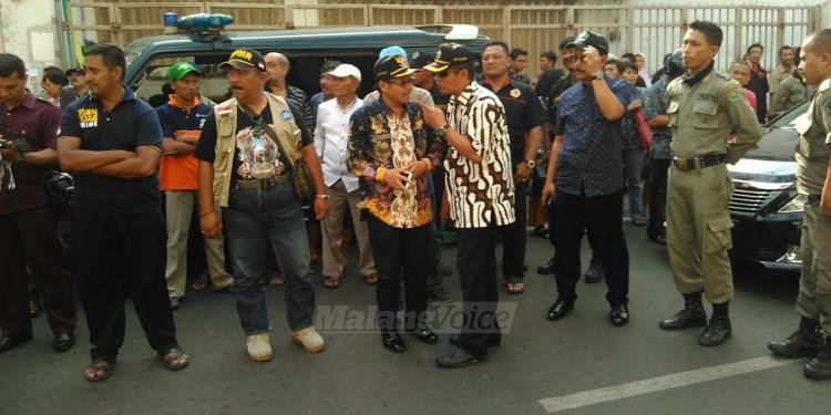 Wakil Wali Kota Malang, Sutiaji saat meninjau lokasi kebakaran. (deny)