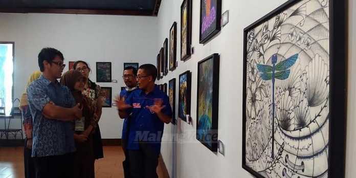 Punjul Santoso saat melihat pameran lukisan di Galeri Raos