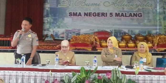 Kasat Binmas Polres Malang Kota, AKP Imam Mustolih saat pemaparan. (Istimewa)