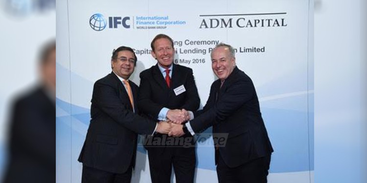 Dari kiri ke kanan: Vivek Pathak, Direktur IFC untuk Asia Timur & Pasifik, Christopher Botsford, Joint Chief Investment Officer untuk ADM Capital dan Marcos Brujis, Direktur IFC untuk Financial Institutions Group.