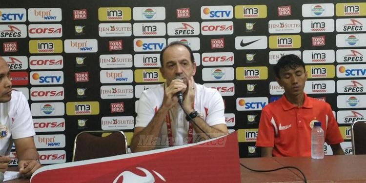 Pelatih Persija Jakarta, Paulo Camargo dan Amarzukih saat konferensi pers usai pertandingan lawan Arema Cronus. (deny)