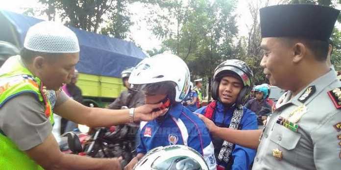 Bagi helm di depan Polres Malang (Tika)