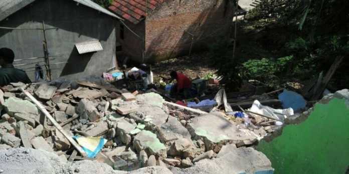 Rumah ambruk di kawasan Blimbing, Kota Malang. (deny)