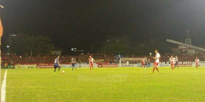 Pertandingan PSM Makassar vs Arema Cronus.
