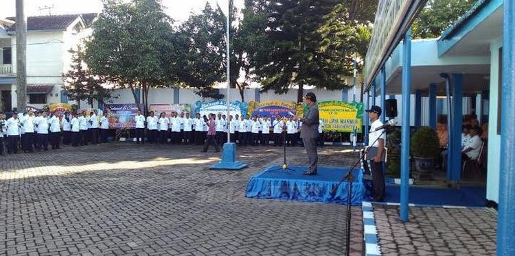 Sekda, Abdul Malik saat pimpin upacara di HUT PDAM Kabupaten Malang (Tika)