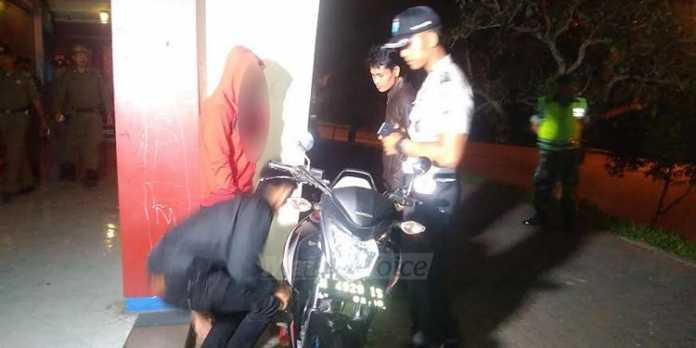 Petugas Polres Malang menanyai sejoli di Stadion Kanjuruhan (Tika)