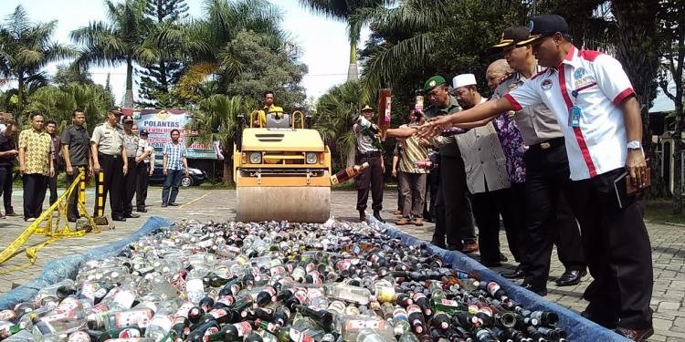 Ribuan botol minuman keras saat dimusnahkan di Makopolres Batu (fathul)