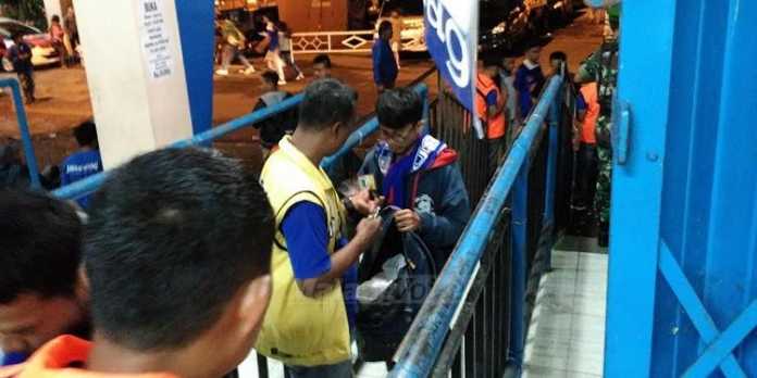 Petugas keamanan saat memeriksa suporter sebelum masuk ke Stadion Kanjuruhan. (deny)