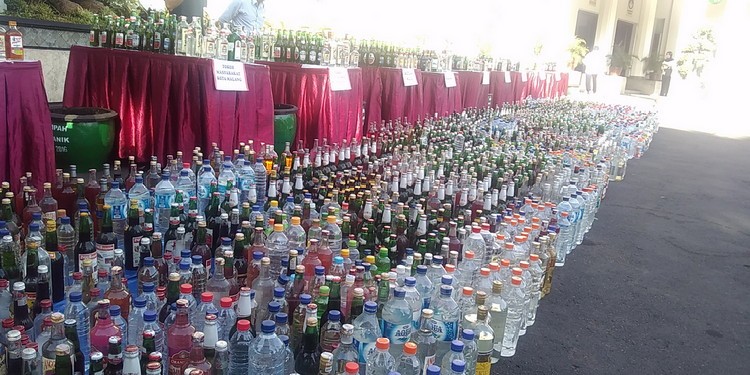 Ribuan Botol Miras Berjajar di Halaman Balai Kota, Ada Apa?