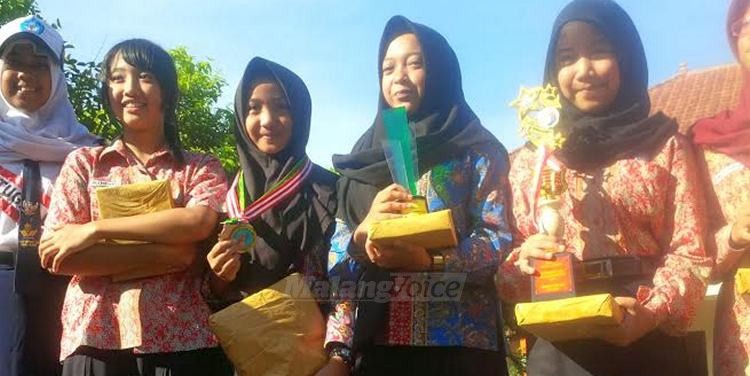 SMPN 23 Malang Beri Penghargaan Siswa Berprestasi