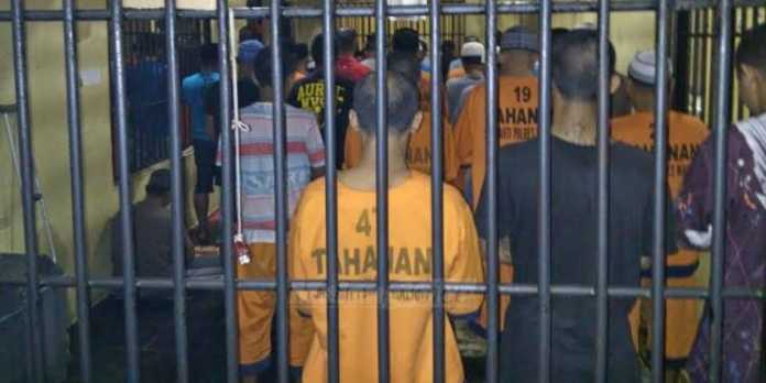 Tahanan Polres Malang melaksanakan tarawih