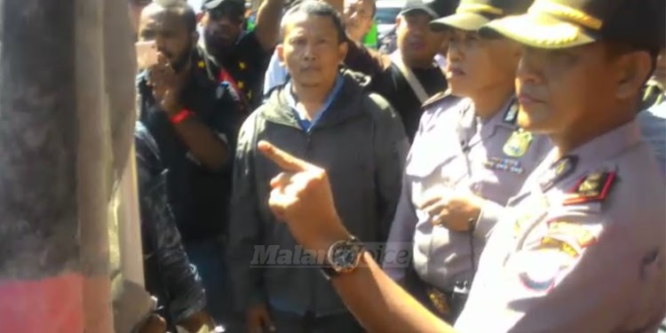 VIDEO: Banner ‘Merah Putih Dicoret’ Diamankan Polisi