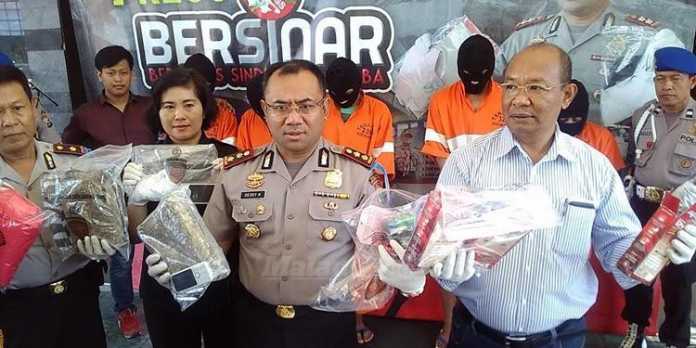 Kapolres Malang Kota, AKBP Decky Hendarsono, bersama paket ganja kering. (deny)