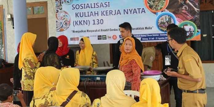 Peduli Potensi Desa, KKN 130 UMM Gelar Pelatihan Membuat Abon Mujair