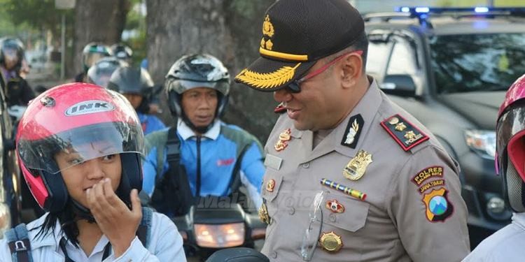 Kapolres Malang Kota, AKBP Decky Hendarsono menyapa masyarakat. (deny)
