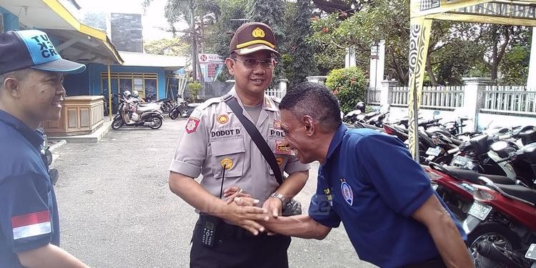 Kabag Ops Polres Malang Kota, Kompol Dodot Dwianto, bersama Aremania. (deny)