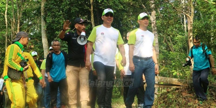 Wali Kota Anton menanam Pohon (Humas for MVoice)